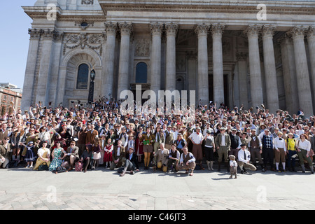 Le Tweed Run, Londres, Royaume-Uni, 11 avril 2011 : les participants se réunissent en face de Cathédrale St Paul Banque D'Images