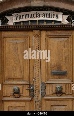 L'ancienne porte de bois de la pharmacie historique avec heurtoir lion métal en Bavière, Allemagne Banque D'Images