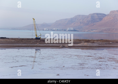 Photographie aérienne d'une grue sur une digue dans le bassin sud de la mer Morte Banque D'Images