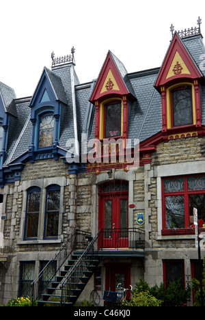 Patrimoine de maisons colorées ligne Carré Saint-Louis Montréal Québec dans la pluie Banque D'Images