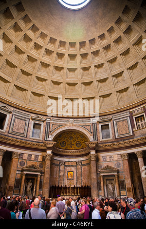 Les touristes à l'intérieur du Panthéon de Rome Banque D'Images