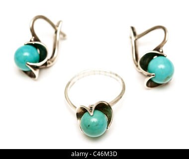 Ensemble de boucles d'argent et un anneau avec turquoise sur fond blanc Banque D'Images