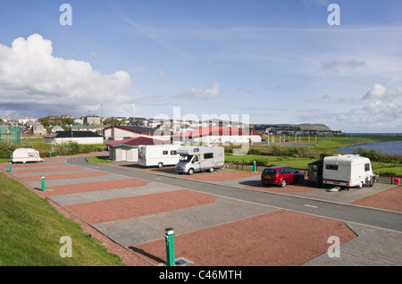 Complexe de Loisirs avec Clickimin camping centre sportif au-delà. Lerwick, Shetland, Scotland, UK, Grande-Bretagne. Banque D'Images