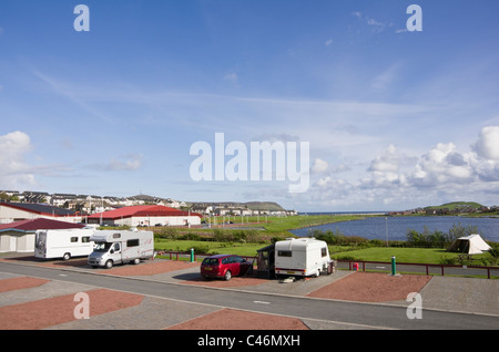 Complexe de Loisirs camping Clickimin et Loch avec sports centre au-delà. Lerwick, Shetland, Scotland, UK, Grande-Bretagne. Banque D'Images