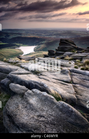 En regardant vers le réservoir de Kinder, Kinder scout, parc national de Peak District, Derbyshire, Angleterre, Royaume-Uni Banque D'Images