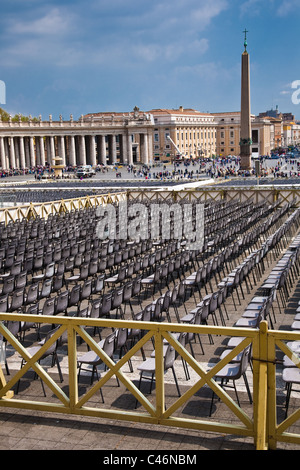 Des rangées de chaises vides dans la préparation de la béatification du Pape Jean-Paul II à Rome Banque D'Images