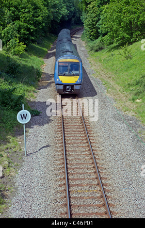 Train de voyageurs sur la ligne de la direction générale de l'arrêt East Suffolk Lowestoft à Ipswich, Suffolk, Saxmundham. Banque D'Images