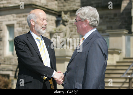 Le Tánaiste (vice-Premier ministre irlandais Eamon Gilmore) pour chats le ministre de la Justice de l'Irlande du Nord, David Ford en dehors de Stormont Banque D'Images