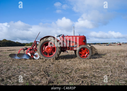 Vintage 'david' brown cropmaster vintage tracteur au concours de labour Banque D'Images