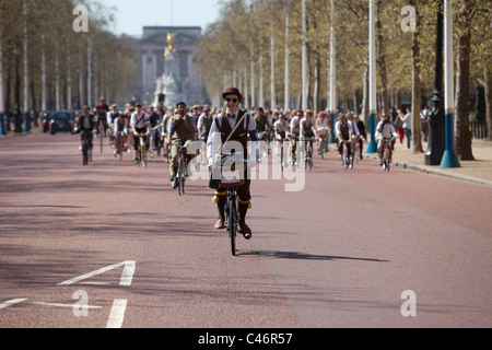 Le Tweed Run, Londres, Royaume-Uni, 11 avril 2011 Participants : trajet en haut Pall Mall avec Buckingham Pallace derrière. Banque D'Images