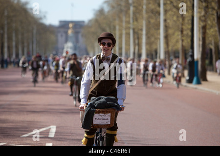 Le Tweed Run, Londres, Royaume-Uni, 11 avril 2011 Participants : trajet en haut Pall Mall avec Buckingham Pallace derrière. Banque D'Images