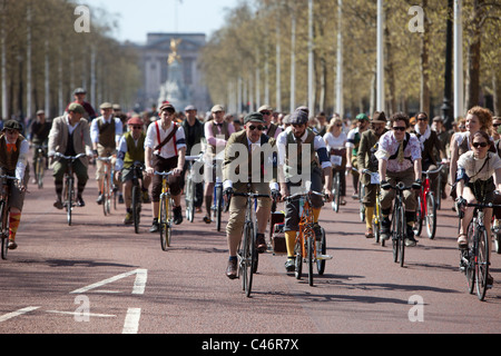 Le Tweed Run, Londres, Royaume-Uni, 11 avril 2011 Participants : trajet en haut Pall Mall avec Buckingham Pallace derrière. Banque D'Images