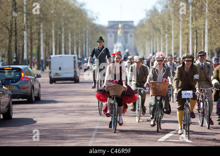 Le Tweed Run, Londres, Royaume-Uni, 11 avril 2011 Participants : trajet en haut Pall Mall avec Buckingham Pallace derrière. Banque D'Images