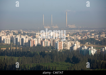 Photographie aérienne de la ville et de la centrale électrique d'Hadera dans le nord de Sharon Banque D'Images