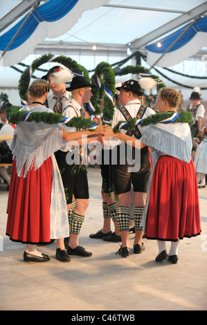 Danseur en costumes traditionnels montrent la fameuse danse "chuhplattler' en Bavière, Allemagne Banque D'Images