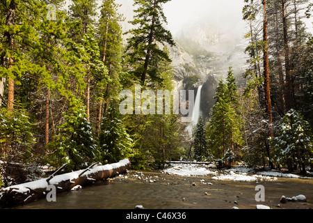 Vue paisible romantique du célèbre Yosemite Falls inférieur à US National Park avec une douce et fraîche forêt Printemps Automne neige de printemps en mai Banque D'Images