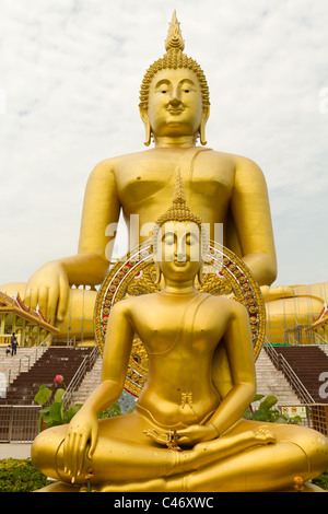 Deux grands statue bouddha géant au temple Wat muang, Thaïlande Banque D'Images