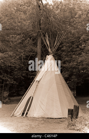 Un tipi indien traditionnel photographiés dans un faux style antique, fanée sépia simulant une photographie du début du xxe siècle. Banque D'Images