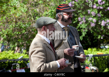 Le Tweed Run, Londres, Royaume-Uni, 11 avril 2011 : les participants prendre une pause au Lincoln's Inn Fields Banque D'Images