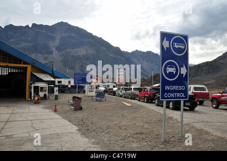 Vue sur le ciel gris de l'arrêt bus lane de wagons d'attente, s'approcher, entrer dans le poste frontière chilien, Ruta 7, Col Uspallata, Andes, Argentine Banque D'Images