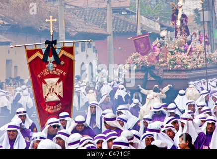 La Semaine Sainte (Semana Santa) pénitents en participant comme rebes pourpre port cucuruchos dans le religieux annuel processi Banque D'Images