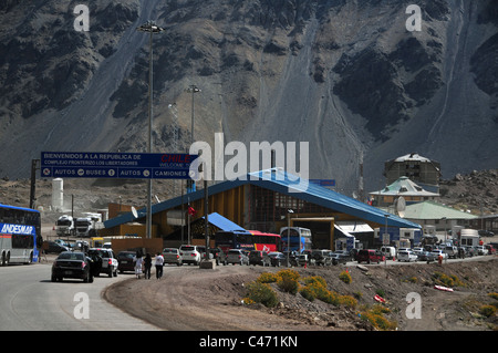 Les bus et la circulation automobile à partir de l'Argentine à faire la queue au poste frontière chilien, Ruta 7, sommet Col Uspallata, Andes, Argentine Banque D'Images