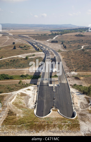 Photographie aérienne d'un tunnel de la route à péage autoroute numéro 6 sur l'Menashe heights Banque D'Images