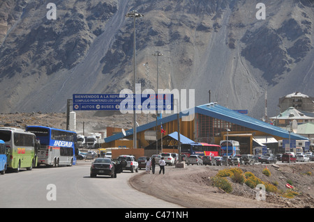 Le Sunny view service Argentine bus et voitures en attente à la frontière du Chili Post, Ruta 7, sommet Col Uspallata, Andes, Argentine Banque D'Images