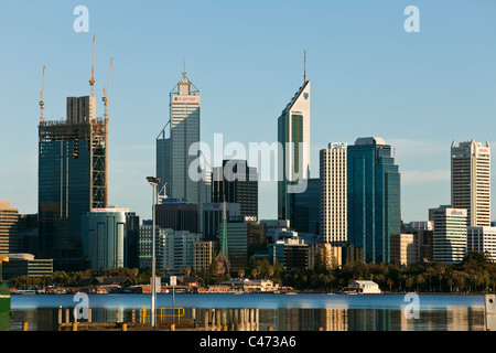 Voir à travers le sud de l'estran de Perth à horizon de la ville. Perth, Western Australia, Australia Banque D'Images