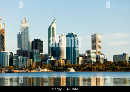 Vue sur la rivière Swan à l'horizon de la ville. Perth, Western Australia, Australia Banque D'Images