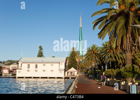 Afficher le long de la promenade Waterfront à Barrack Street jetty et Swan Bell Tower. Perth, Western Australia, Australia Banque D'Images