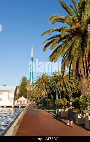 Afficher le long de la promenade Waterfront à Barrack Street jetty et Swan Bell Tower. Perth, Western Australia, Australia Banque D'Images