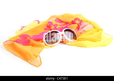 Accessoires de plage--châle jaune avec des lunettes de soleil isolé sur fond blanc Banque D'Images