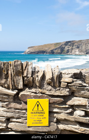 Panneau d'avertissement à une falaise, à Cornwall, UK Banque D'Images