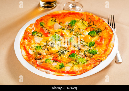 Style léger italien frais pizza végétarienne avec un mélange de légumes frais close up Banque D'Images