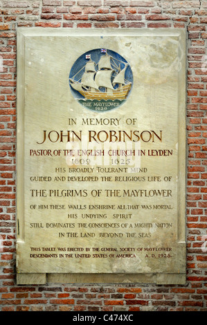 Leiden, Pays-Bas. Pieterskerk (Eglise St Peter - 15thC) Plaque à la mémoire de John Robinson - pasteur d'église anglaise Banque D'Images