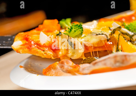 Style léger italien frais pizza végétarienne avec un mélange de légumes frais close up Banque D'Images