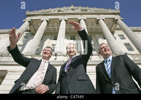 Stock Photo : Ministre irlandais des affaires étrangères, Micheal Martin, T.D. rencontre le nouveau chef du Parti unioniste de l'Ulster, Tom Elliott, et le Sud à McCallister John Député de Stormont, à Belfast, le Lundi, Octobre 11, 2010. Le ministre des Affaires étrangères, Micheál Martin, T.D., s'est rendu aujourd'hui à Belfast et Lurgan pour une série de réunions et missions de la communauté. En Lurgan, le ministre a eu l'occasion de rencontrer les spécialistes des relations communautaires et des jeunes. S'exprimant avant la visite, le ministre a déclaré : "Je suis très heureux d'avoir l'occasion de voir au premier han Banque D'Images