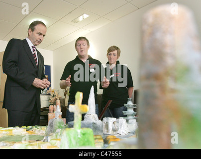 STOCK PHOTO : Ministre irlandais des affaires étrangères, Micheal Martin, T.D. est un modèle large showen de Lurgan par Richard Daugherty et Kathy Dawson à partir de la portée des jeunes Projet lors de sa visite au Centre de Jéthro Lurgan, lundi, 11 octobre, 2010. Le ministre des Affaires étrangères, Micheál Martin, T.D., s'est rendu aujourd'hui à Belfast et Lurgan pour une série de réunions et missions de la communauté. En Lurgan, le ministre a eu l'occasion de rencontrer les spécialistes des relations communautaires et des jeunes. S'exprimant avant la visite, le ministre a déclaré : "Je suis très heureux d'avoir l'occasion de voir à la première h Banque D'Images