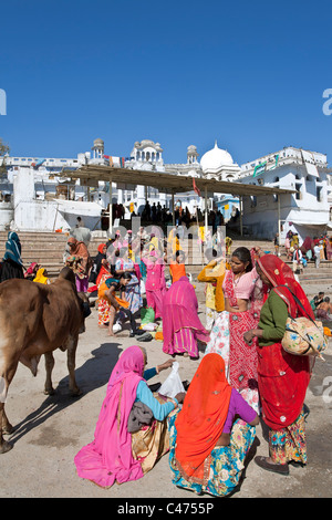 Les femmes indiennes avec des vêtements traditionnels. Lac Pushkar ghats. Le Rajasthan. L'Inde Banque D'Images