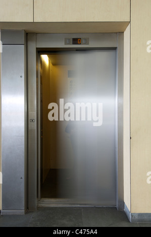 Un ascenseur à l'intérieur d'un bâtiment Banque D'Images