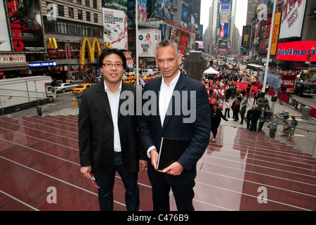 Les architectes australiens Tai Ropiha (à gauche) et John Choi a conçu le ticket TKTS Times Square ticket coffre avec escaliers rouge Banque D'Images