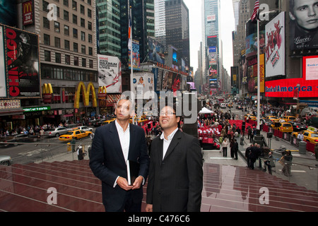 Les architectes australiens Tai Ropiha (à gauche) et John Choi a conçu le ticket TKTS Times Square ticket coffre avec escaliers rouge Banque D'Images