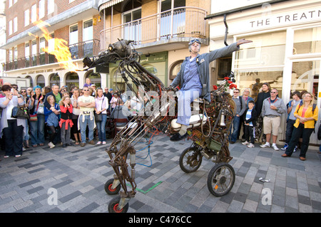 Un artiste de rue de feu chevauche son cheval de fer au cours de la 2011 Brighton Festival Fringe Banque D'Images