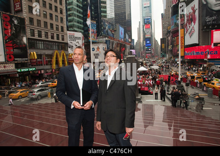 Les architectes australiens Tai Ropiha (à gauche) et John Choi a conçu le ticket TKTS Times Square ticket coffre avec escaliers rouge Banque D'Images