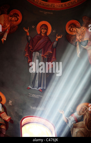 Peinture orthodoxe avec des rayons de lumière dans une église à Kefalos Kos Grèce Banque D'Images