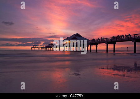 Coucher du soleil à Pier 60 à Clearwater Beach, FL Banque D'Images