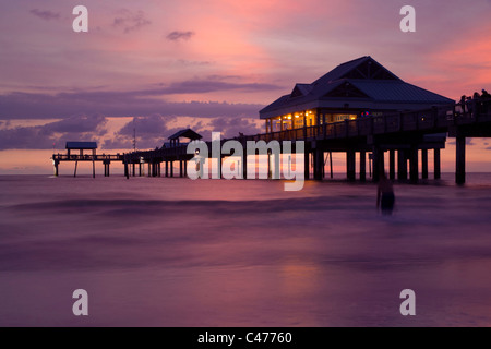 Coucher du soleil à Pier 60 à Clearwater Beach, FL Banque D'Images