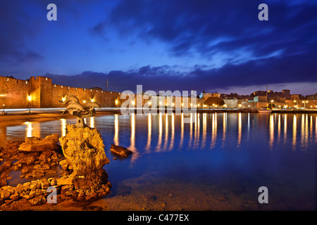 La mer, les murs à Sahtouri, côte de la ville médiévale de Rhodes (site du patrimoine mondial par l'UNESCO), Grèce Banque D'Images