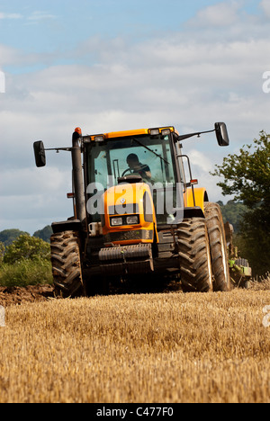 Tracteur Renault laboure un champ après la récolte est terminée Banque D'Images